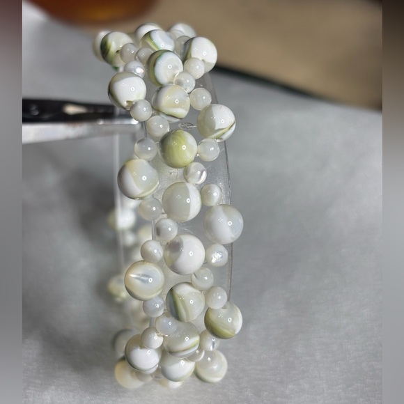 Hand crafted beaded white and green shell bracelet and mother of pearl 7.5 in - Picture 5 of 5